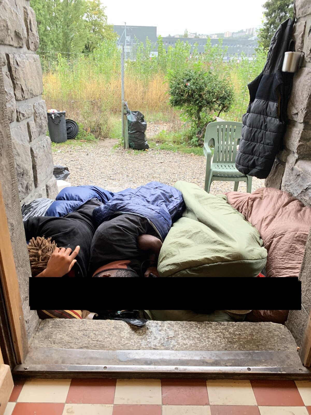 Des personnes dormant sur le perron de la porte du Sleep-in après avoir été refusées. 